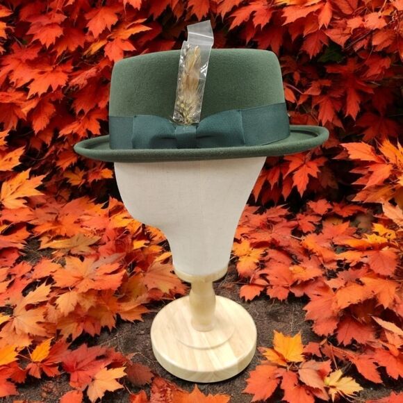 MEN'S MONTIQUE HUNTER GREEN PORK PIE FEDORA HAT WITH FEATHER ACCENT. H88. - Picture 1 of 7